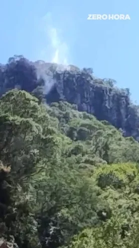 Fogo atinge o Morro Itacolomi, em Gravataí