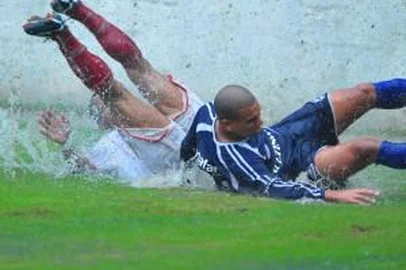 Jogo entre Sao Jose e Farroupilha pelo gauchao 2009 Na foto careca de pernas p ar Local Santa Maria Local Santa Maria Local Santa Maria futebol,gauchão,chuva,segundona,campeonato,série B,gauchãob 2009