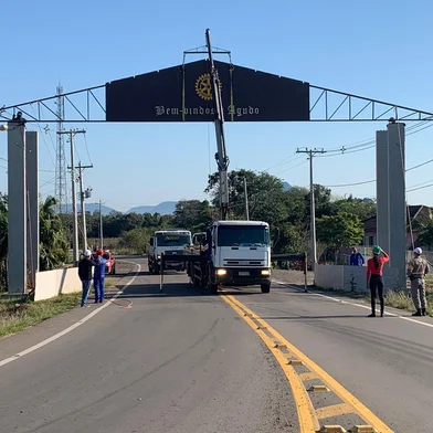 Colocação do pórtico de entrada em Agudo